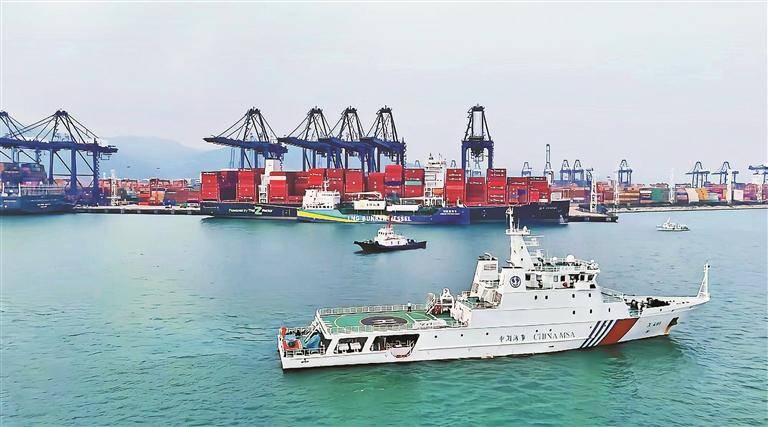 盐田港"一港双船"同时加注