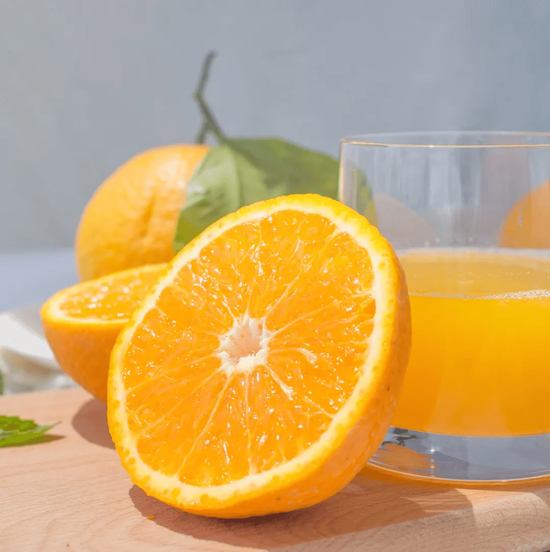 丑皇后果冻橙,是夏天挂树晚熟的一款新鲜柑橘,以日本"网红"不知火为