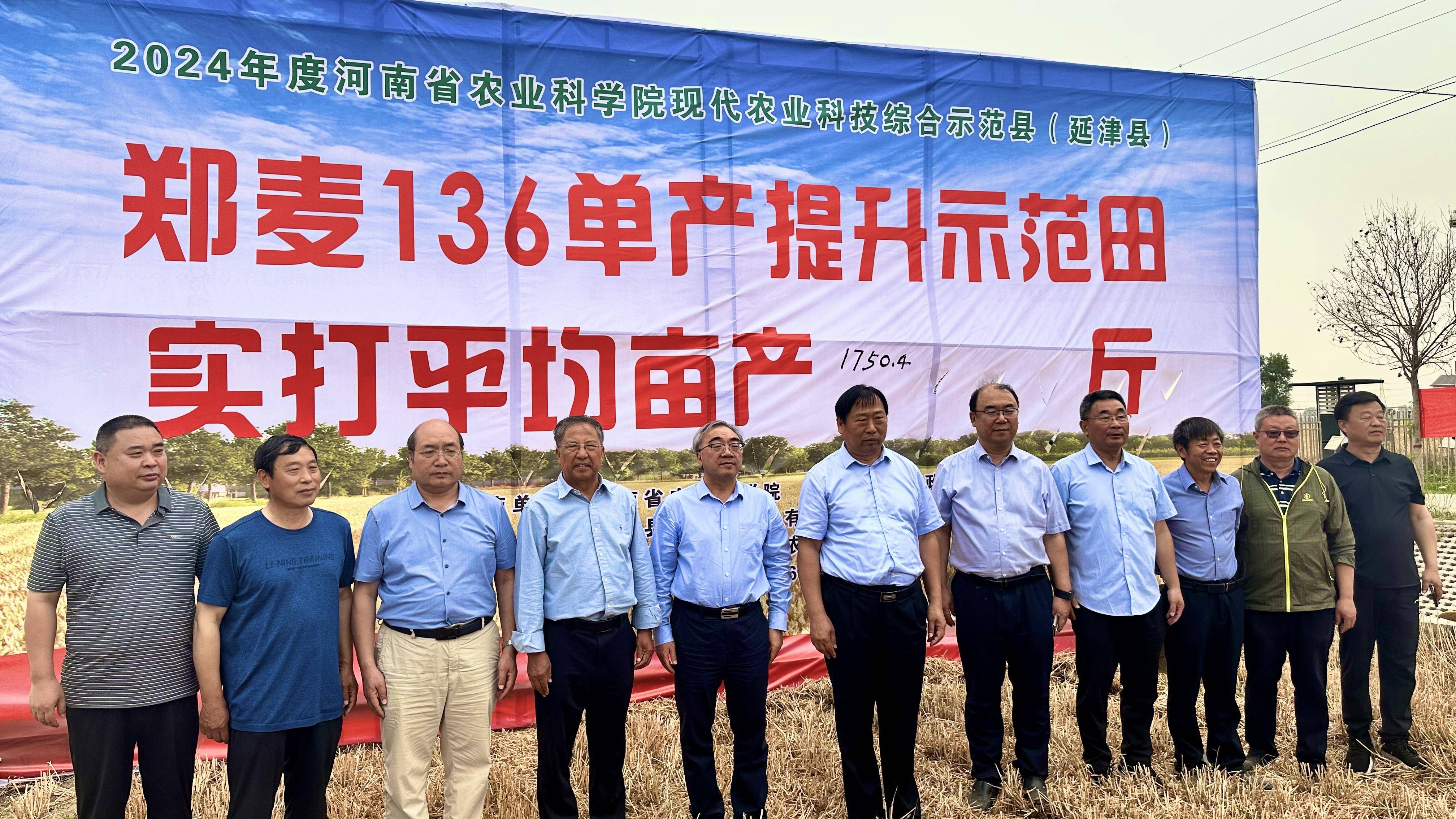 "在通郭村麦田现场,延津县农艺师李开信兴奋地说:"我们能创下全国冬