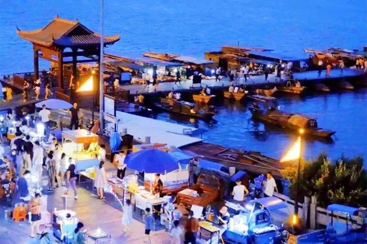 若是肚子饿了或者嘴馋,可以走到西桥头,有一些渔船停靠在那卖水产和