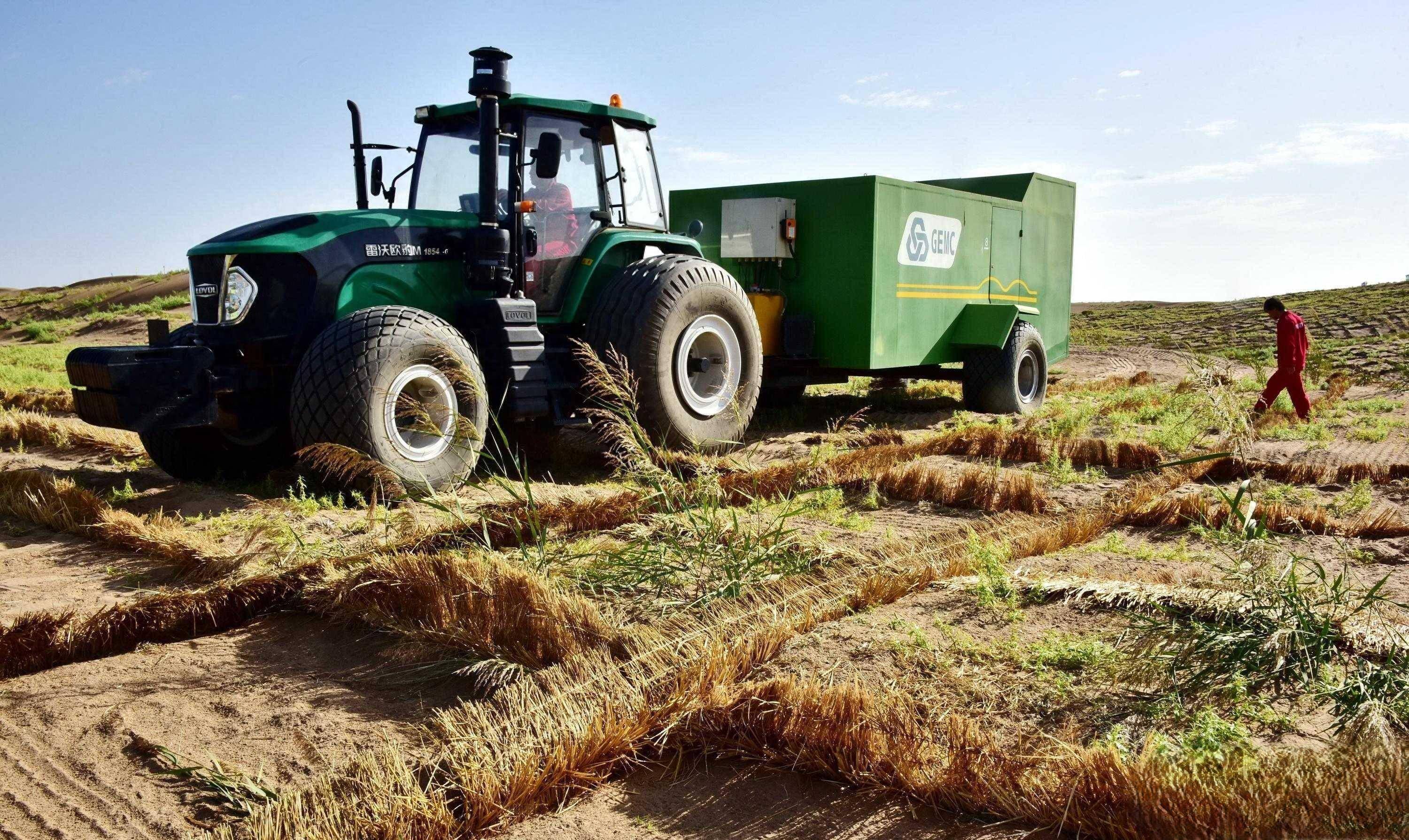 怀揣着改善沙漠生态的理想,来到中国研究在沙漠中种植植被的可行性