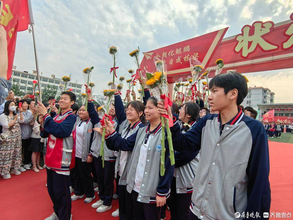 "高考就是高高兴兴地考试!"德州一中老校区举行毕业典礼