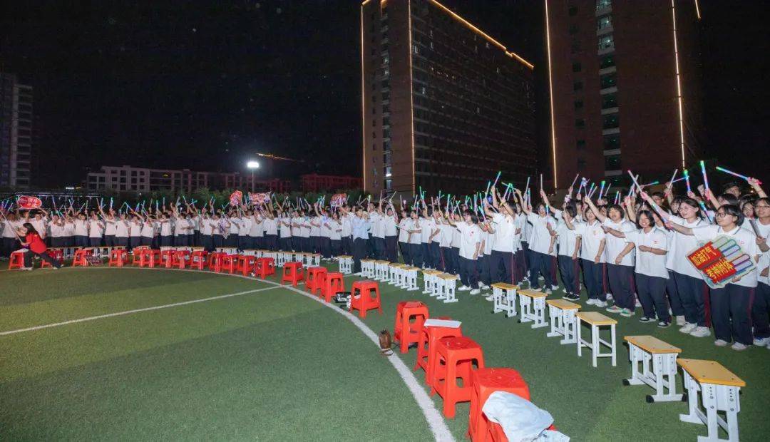 "巡光"而遇,唱响青春,释压晚会燃爆保定泽龙学校!