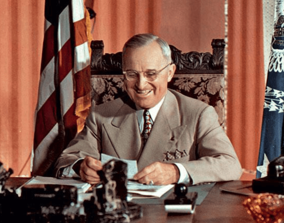 1951年4月,麦克阿瑟打了胜仗,如何被杜鲁门解职?只因犯了2大忌