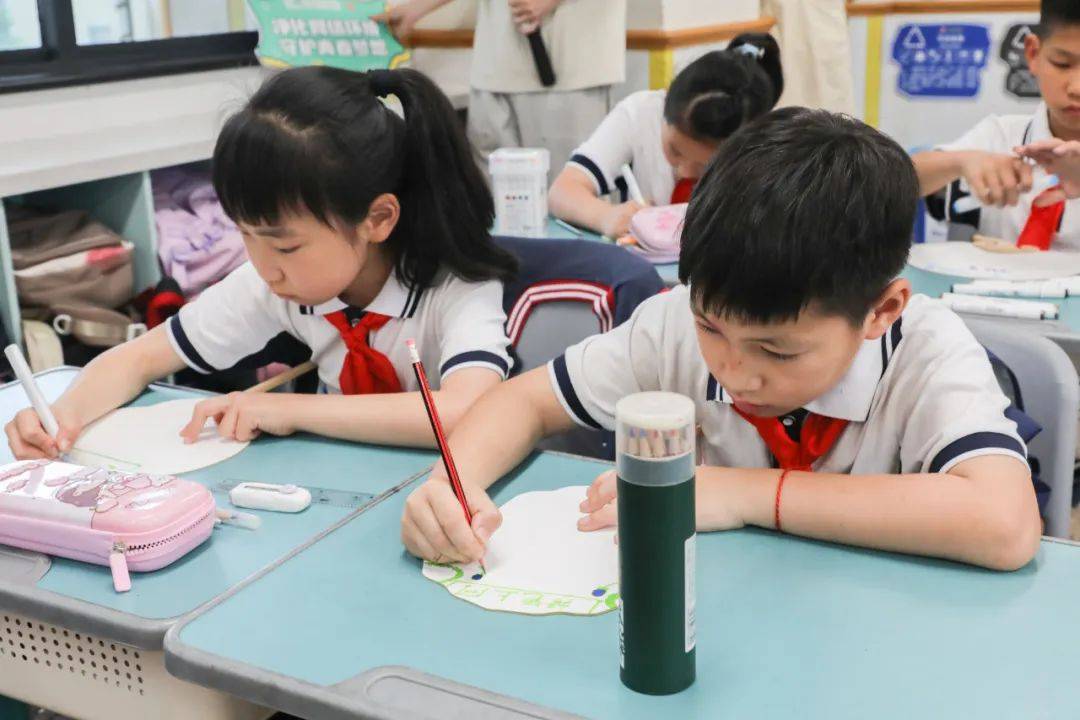 学生们用画笔在纸扇上绘制了他们心中的网络文明世界,展现了真善美