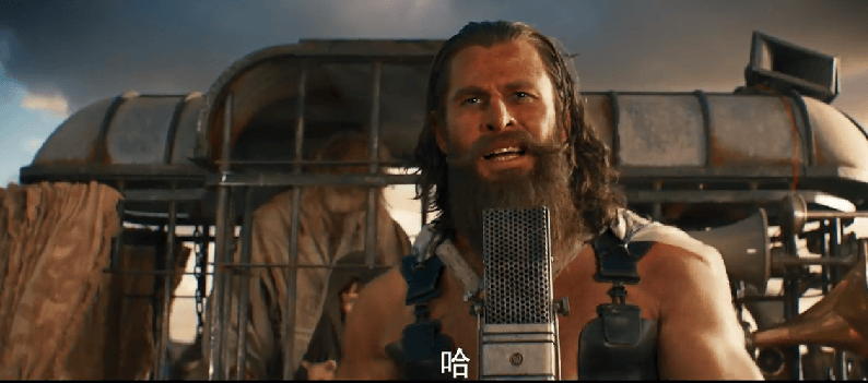 和塞隆女王一样,安雅·泰勒也是直接剃了个光头,还抹黑额头,将全身