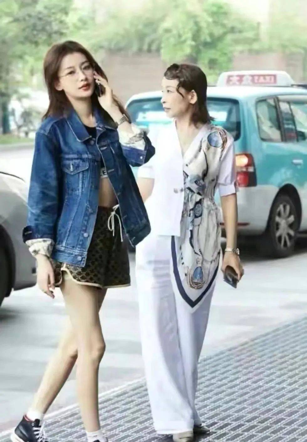 孙怡妈妈也太美了,撞脸李冰冰身材更精致,年近6旬看着却像30岁