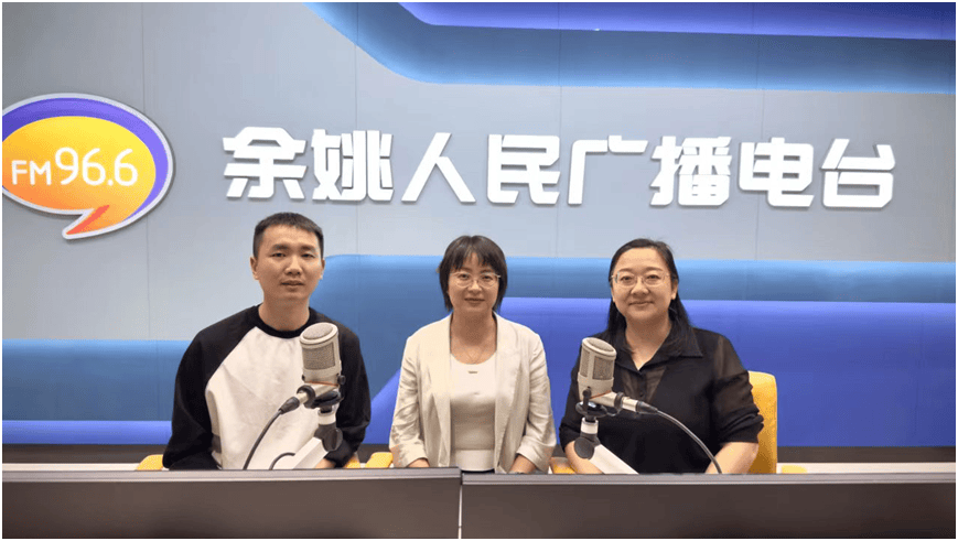 眼科主任医师陈彦(中),眼科主治医师 毛科杰(左),966主播叶聪(右)03