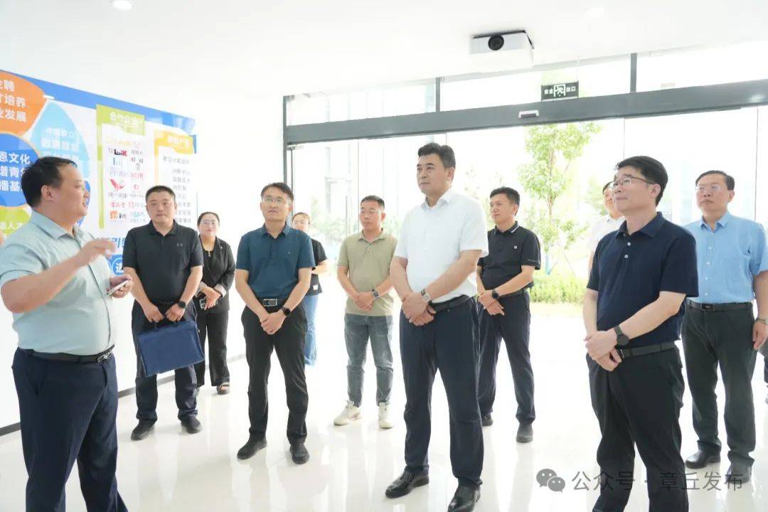 在章丘中学考点,马志勇听取了高考准备工作汇报,实地查看了考场,视频