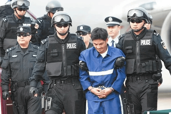 特警押送男子下飞机,注射死刑前,他吓得2天不敢睡觉,8名警察陪其聊天_我国_警方_遗体