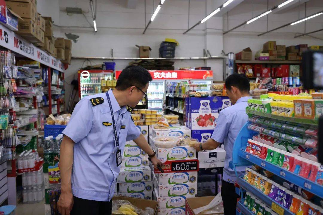 针对学校周边的文具店、餐饮店以及食品销售店，对经营主体是否持证照并
