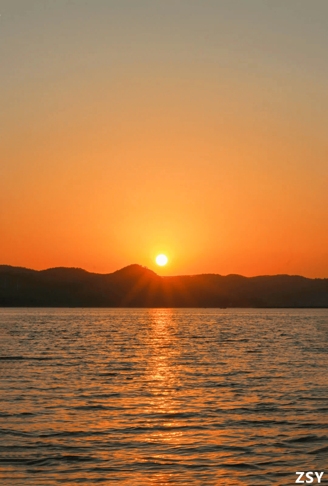 西湾城市沙滩:夏日傍晚的欢乐集结地,尽享"家门口"的海滨乐趣