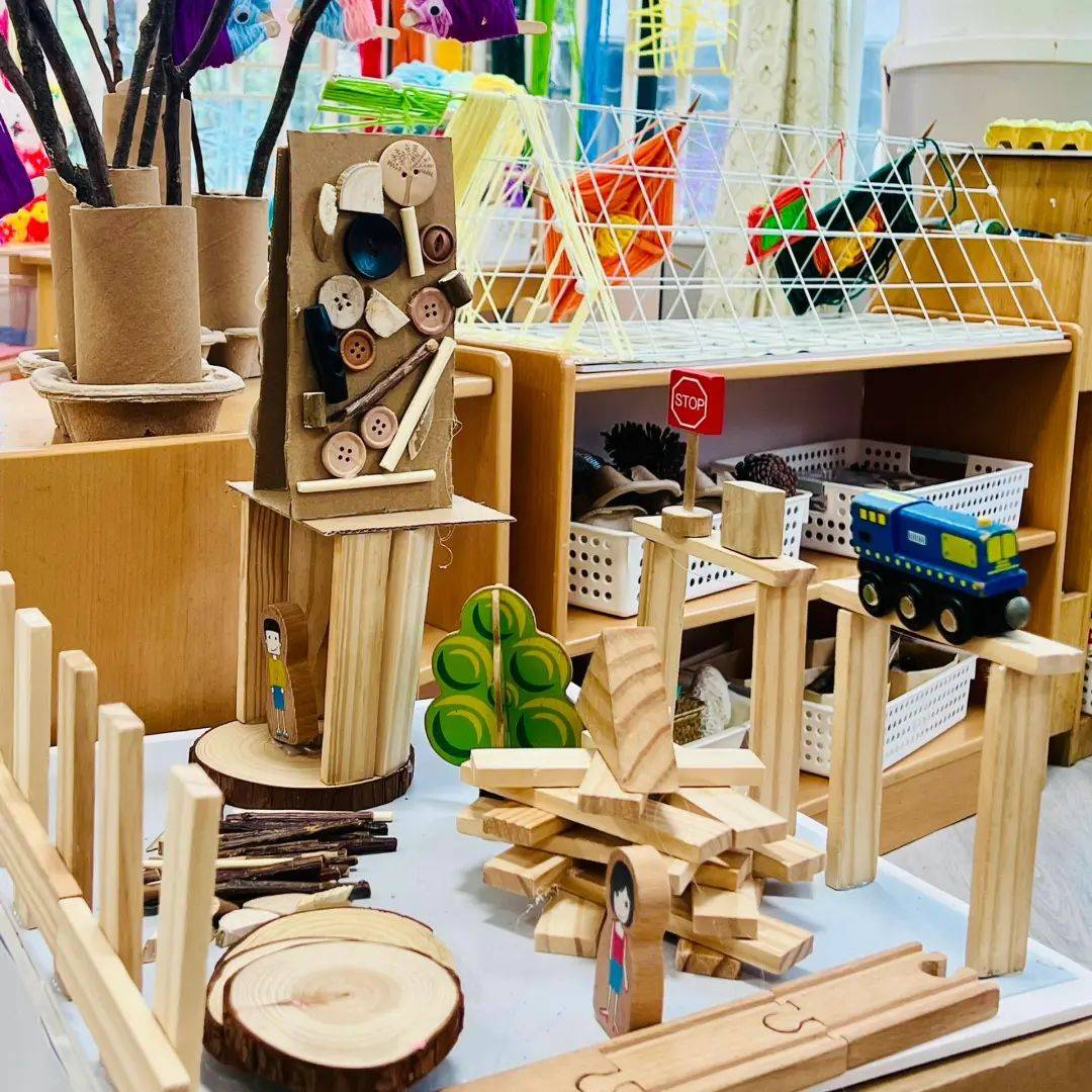 丰富多样的教育活动,引导幼儿自主探索;三是创设主题墙,活动区等环境