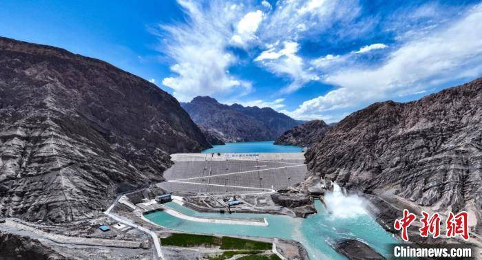 新疆三峡 阿尔塔什水利枢纽工程已累计放流鱼苗近140万尾