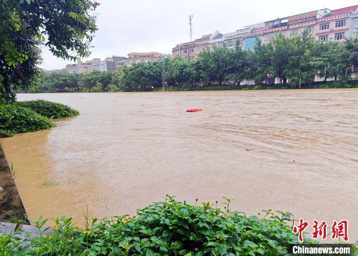 强降雨持续 广西31条河流超警货船停航