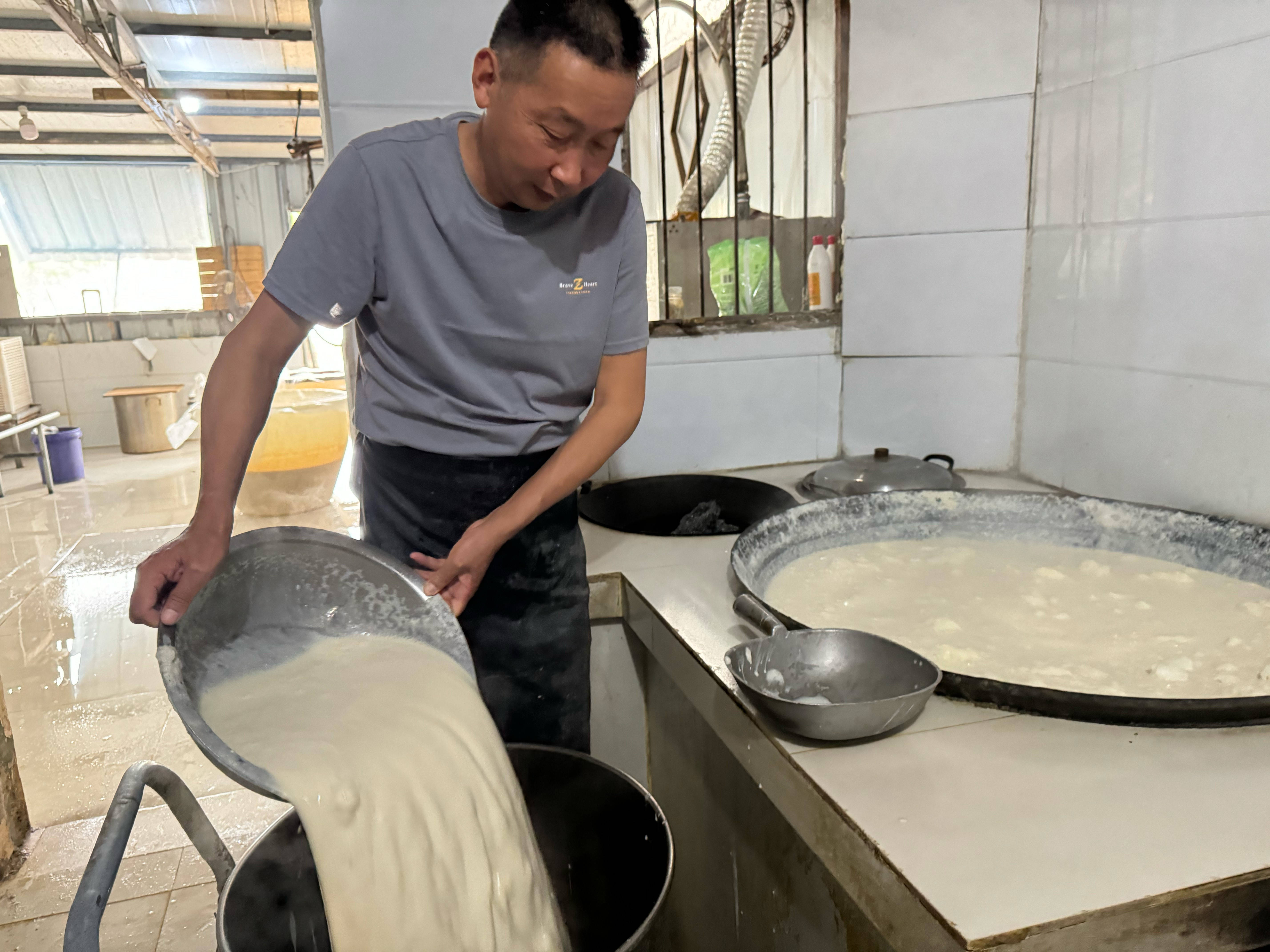 这来源于传统豆腐制作工序中的"煮浆".