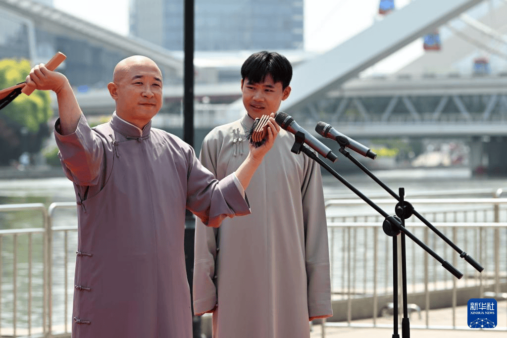 新华社记者 李然 摄6月6日,非遗传承人在台上表演撒拉姬技艺