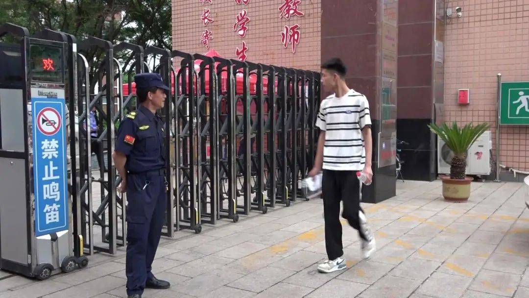 上午7点半,记者在文茂中学和县一中高考考点看到,高三学子们正在有序