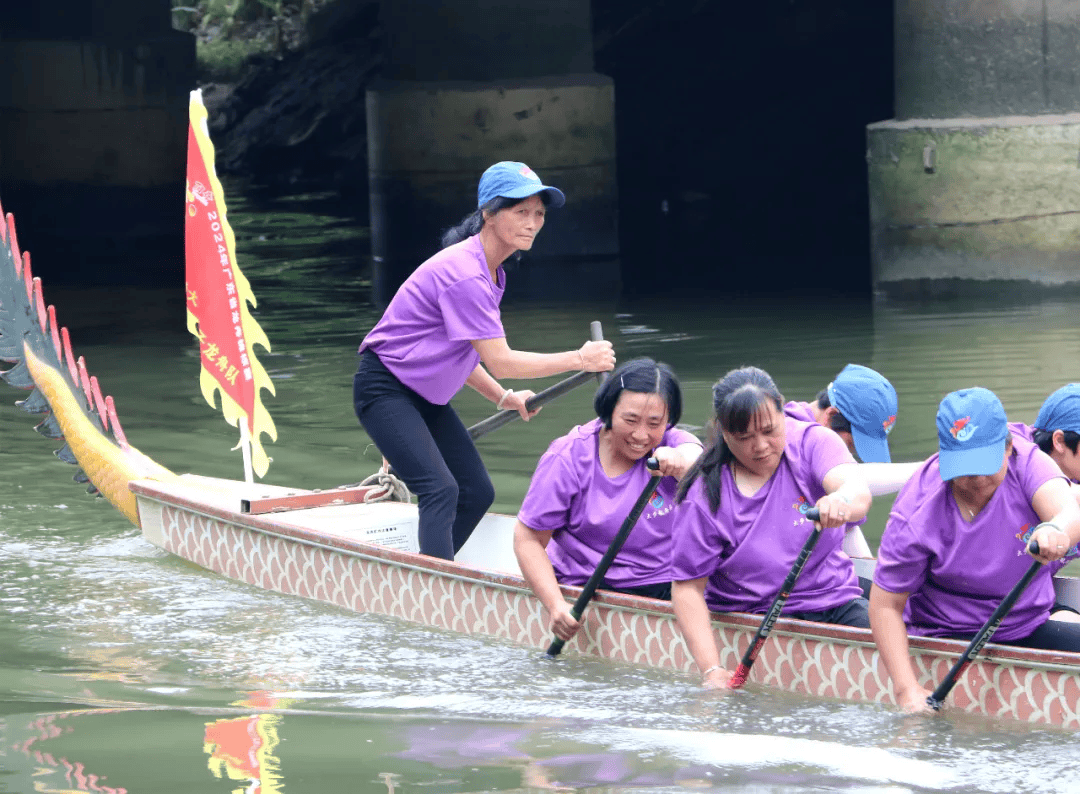 64岁舵手乘风破浪!东莞麻涌这支 "长辈级"龙舟队伍太飒了