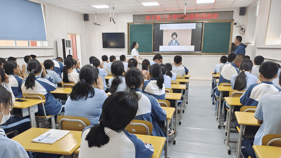 在崮山中学,崮山镇卫生院医护人员从中医角度向师生介绍了中医药在