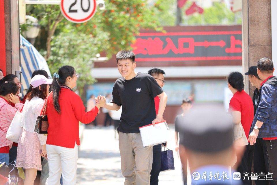 图集|击掌、挥手，自信满满！高考首场考试结束考生轻松出考点_烟台_家长_考场