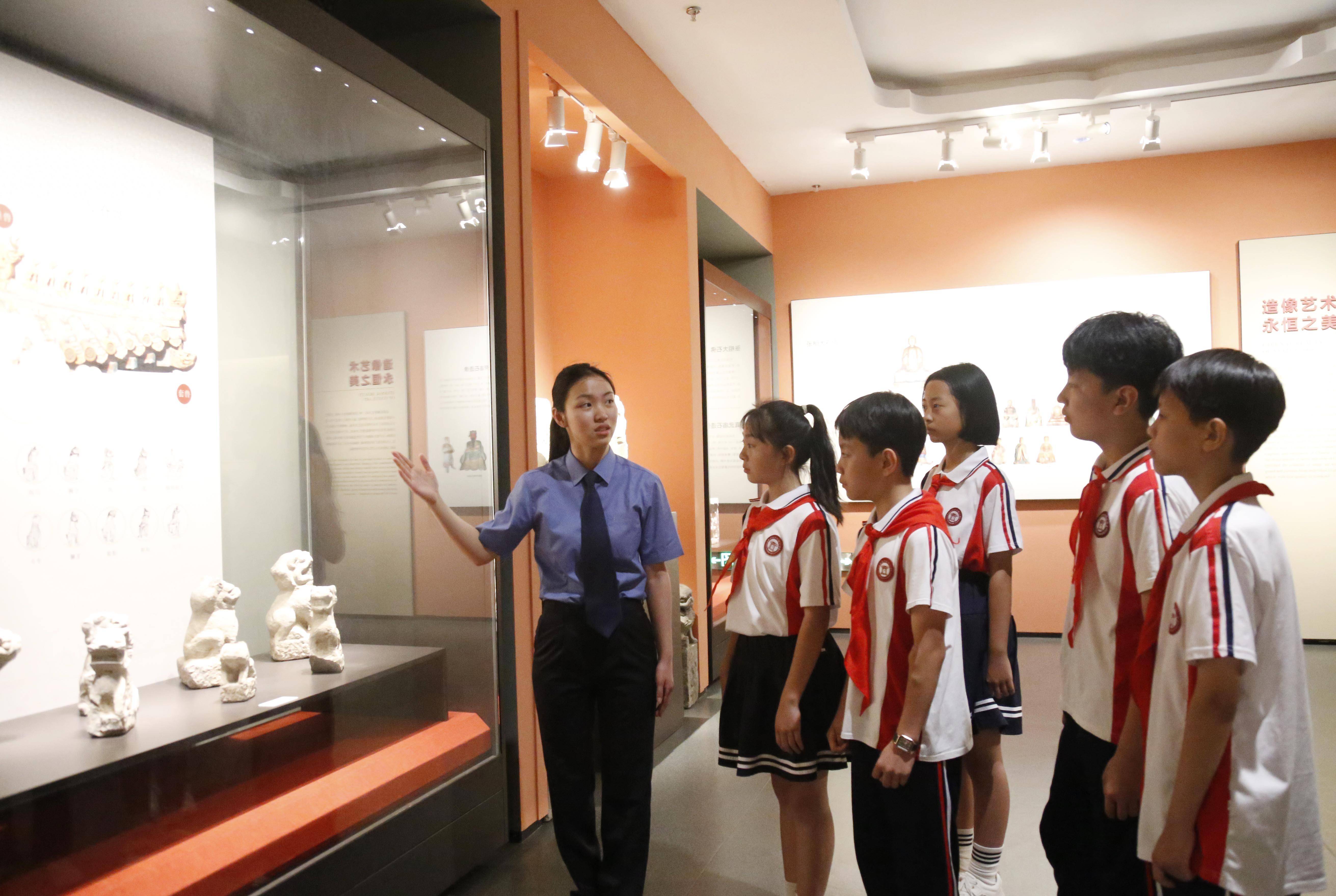 6月7日,河北省邢台市南和区人民检察院工作人员在河郭镇梁牌村讲解