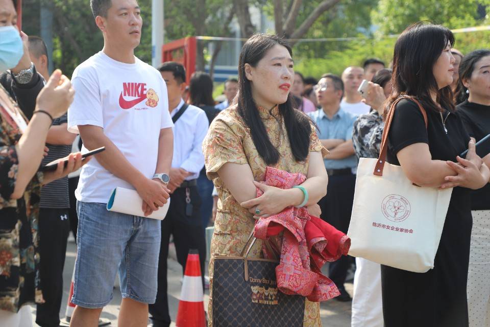 直击临沂高考|考场外默默守护,家长翘首以盼,静待花开
