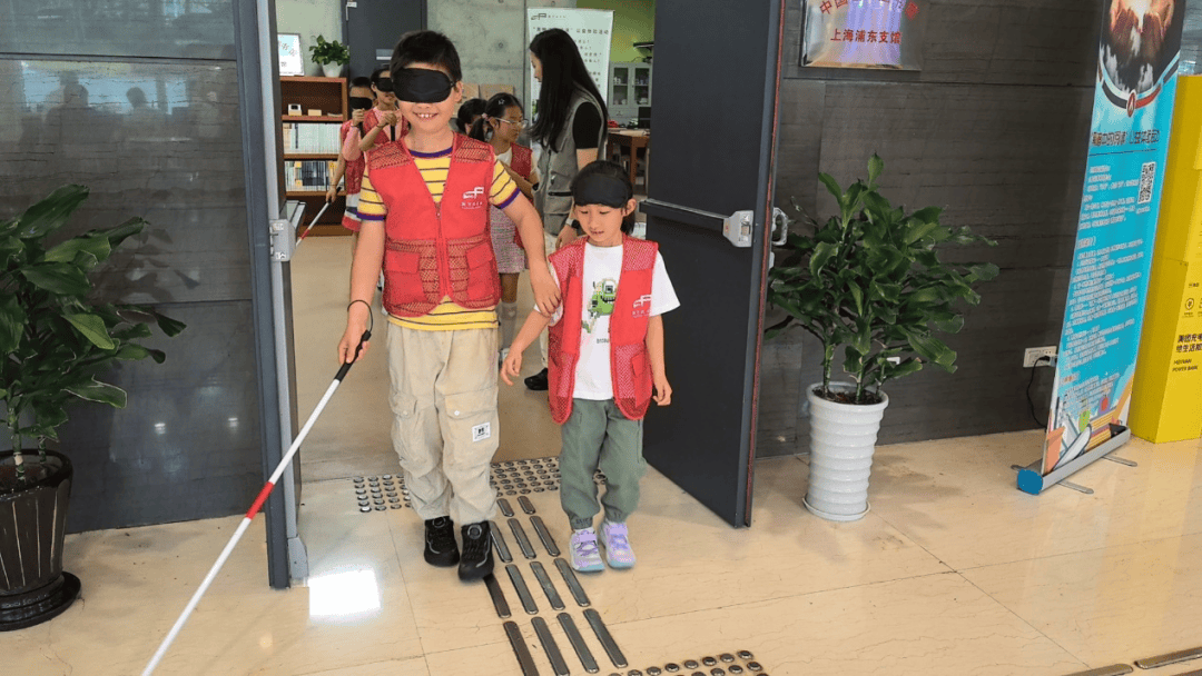 盲人引导员孙老师在每位小朋友的设计作品上,用盲文写下来小朋友