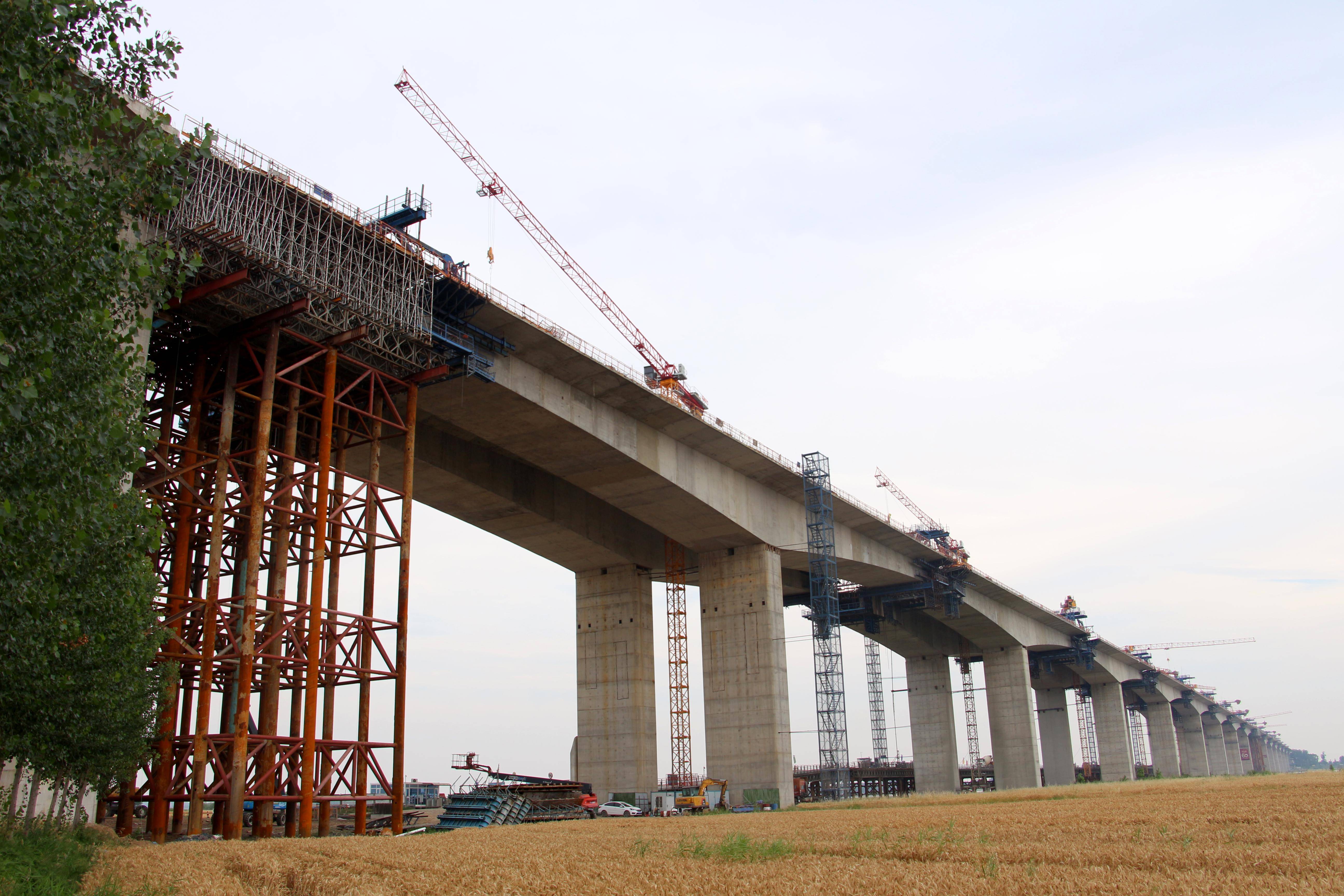 单室变截面连续箱梁,共分为480个悬臂节段,16个零号块,4个边跨现浇段