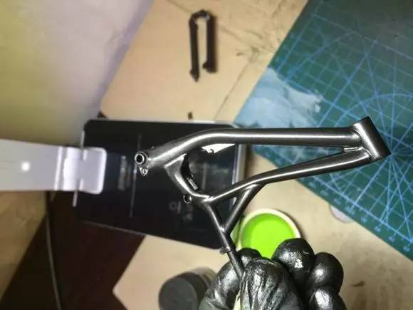 长见识了,纯手工打造的迷你速降车模型!