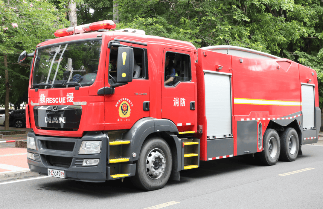 消防车现场待命金榜题名各行各业,志愿者为考生提供各种便利愿高考