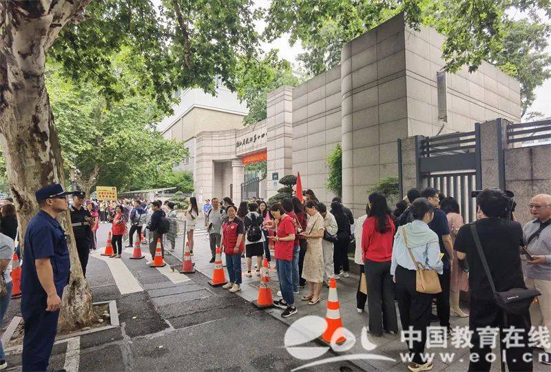 2024高考首场考毕,作文题出炉!那些送考瞬间,感动!加油!必胜!