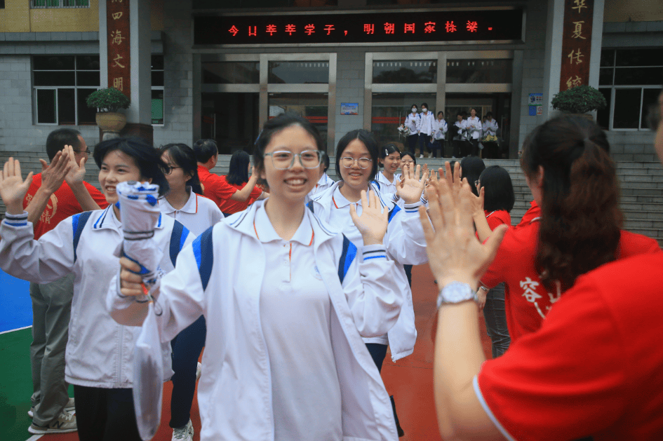 6月7日早上,佛山市荣山中学考生乘坐大巴集中抵达考点,在老师的带领下