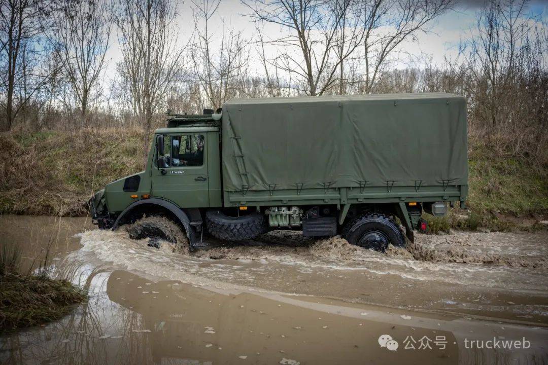 俄罗斯8x8越野卡车图片