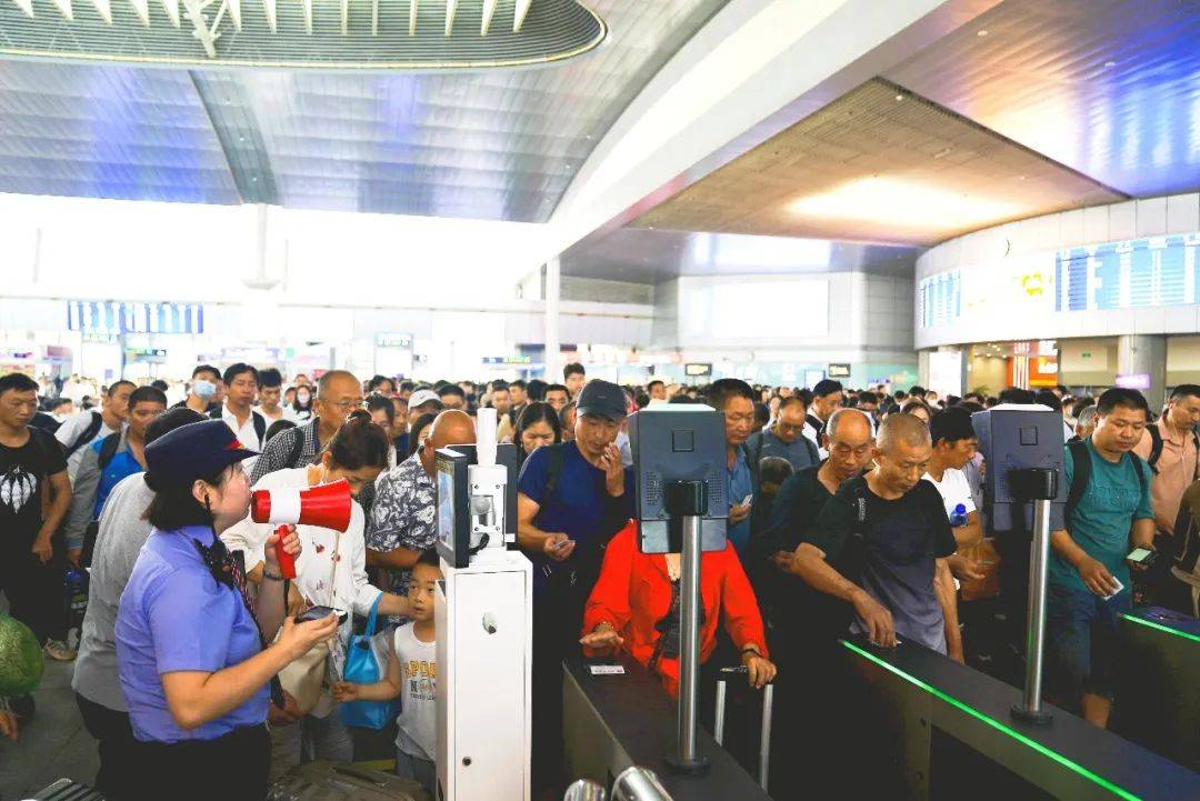 7万人次_北京站_服务台_站台