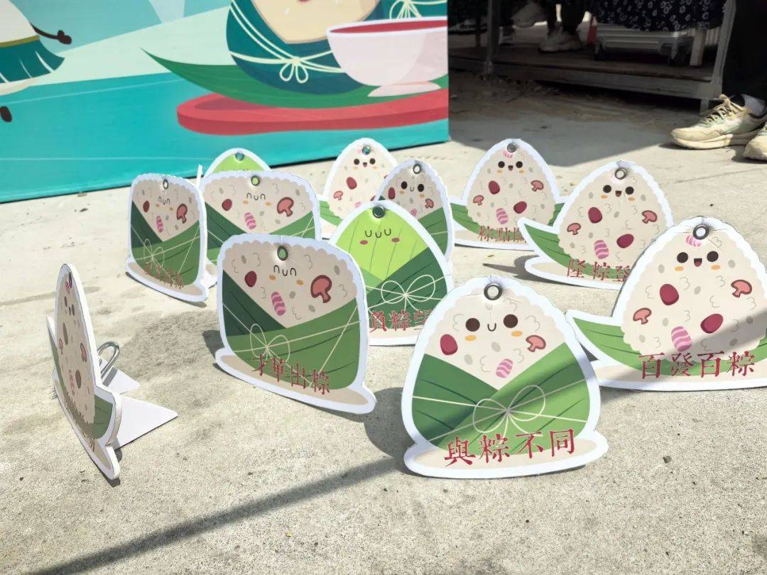 在大集也看到很多商铺摆上了五彩线大彩粽 挂门猴等等琳琅满目不少