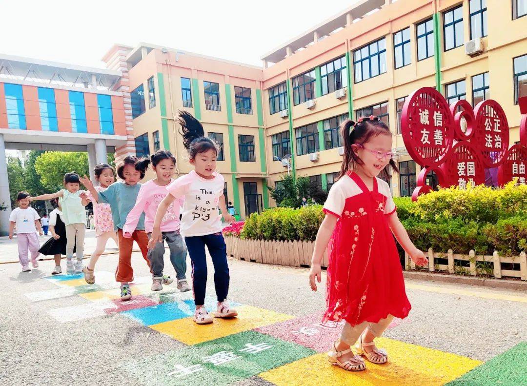 第二实验小学幼儿园 李雪丽《"乘风破浪"》香港路小学 毕晓琳《你好