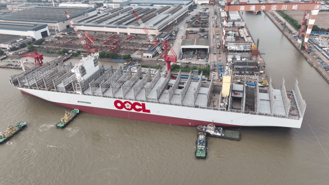 由于该轮尺度较大且船坞口门紧邻航道,航路作业占用水域面积大,时间长
