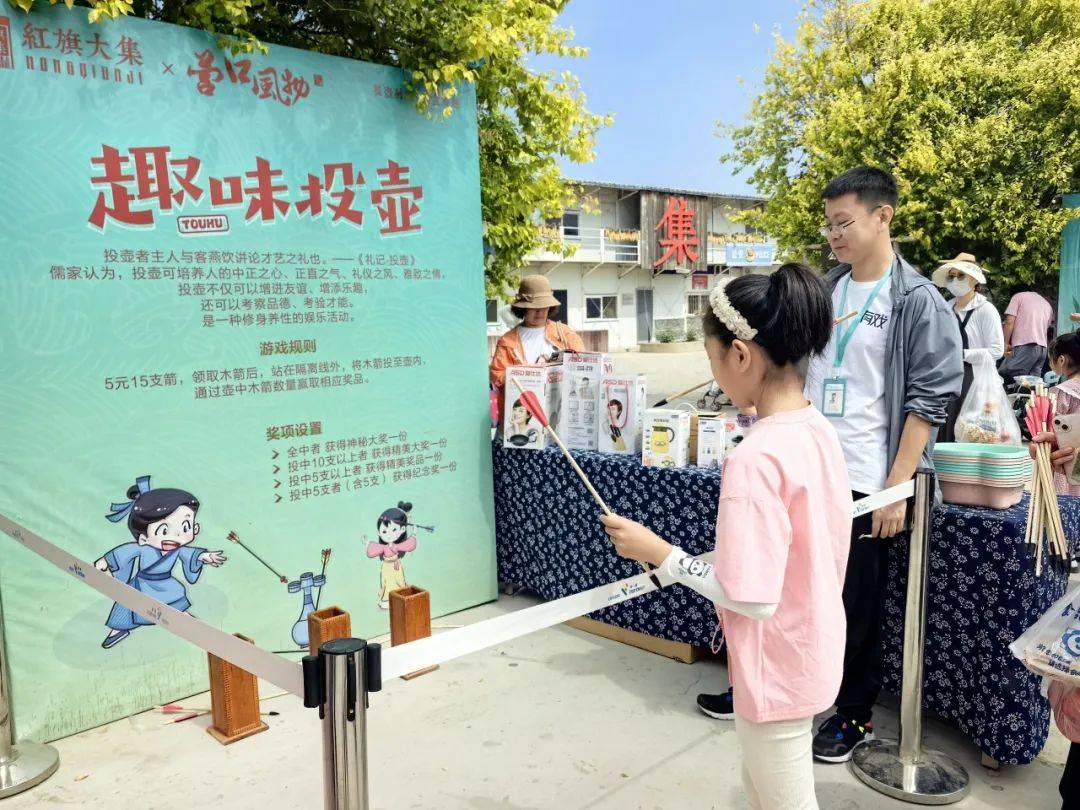 在大集也看到很多商铺摆上了五彩线大彩粽 挂门猴等等琳琅满目不少