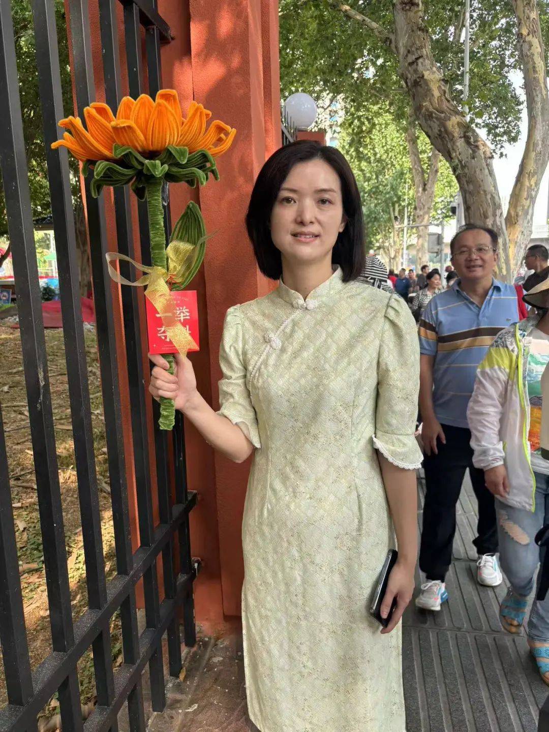 直击武汉考场:公交车变身"纳凉点" ,家长穿旗袍送考