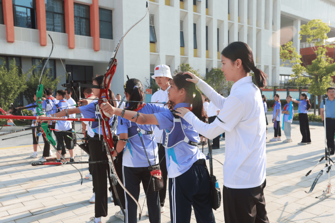 省射击中心组织射箭冠军运动员走进合肥市竹溪小学(少荃湖校区)