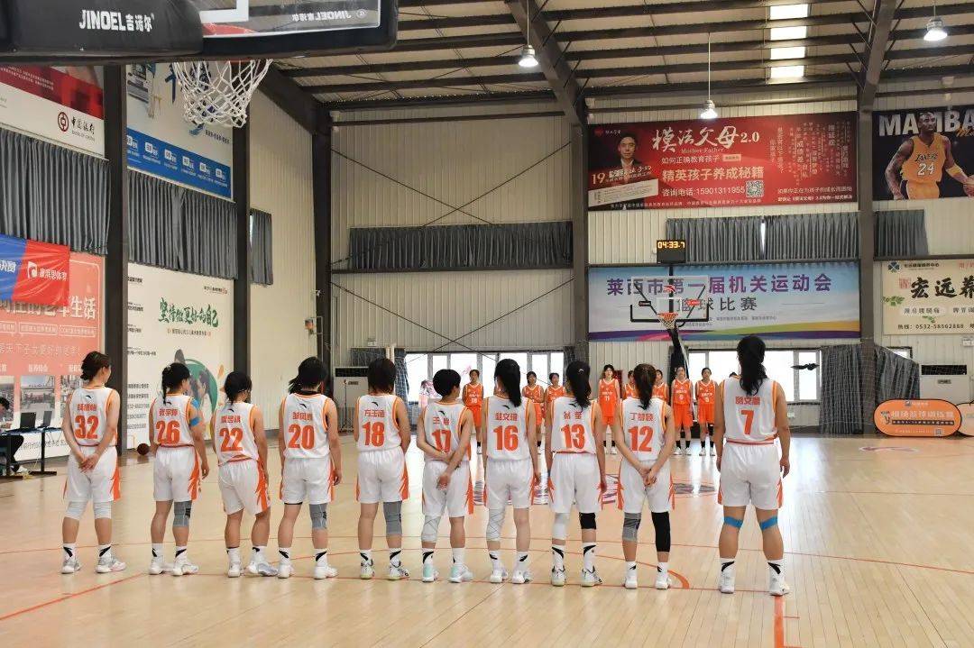 在晋级8强的淘汰赛中,我校遭遇本届比赛亚军,实力强劲的西南大学女篮