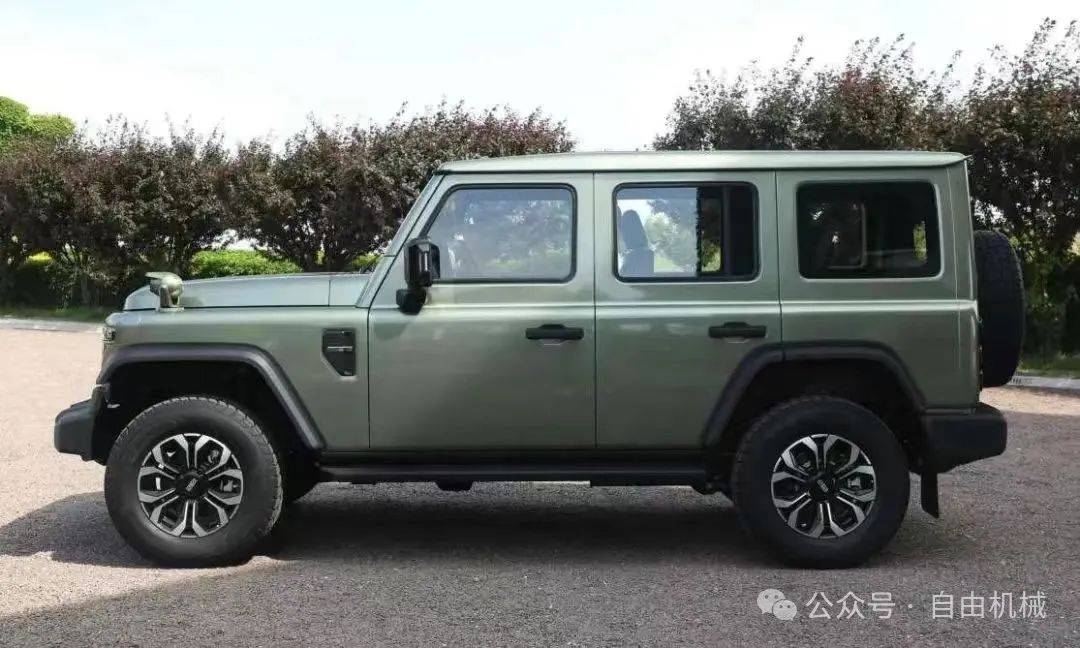 中国车手斩获纽伯格林耐力赛季军,马奎斯签约杜卡迪厂队,北汽212发布
