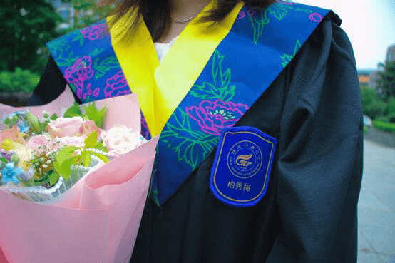 毕业生纪念品 | 桂工定制学位服:让每一刻都值得铭记!