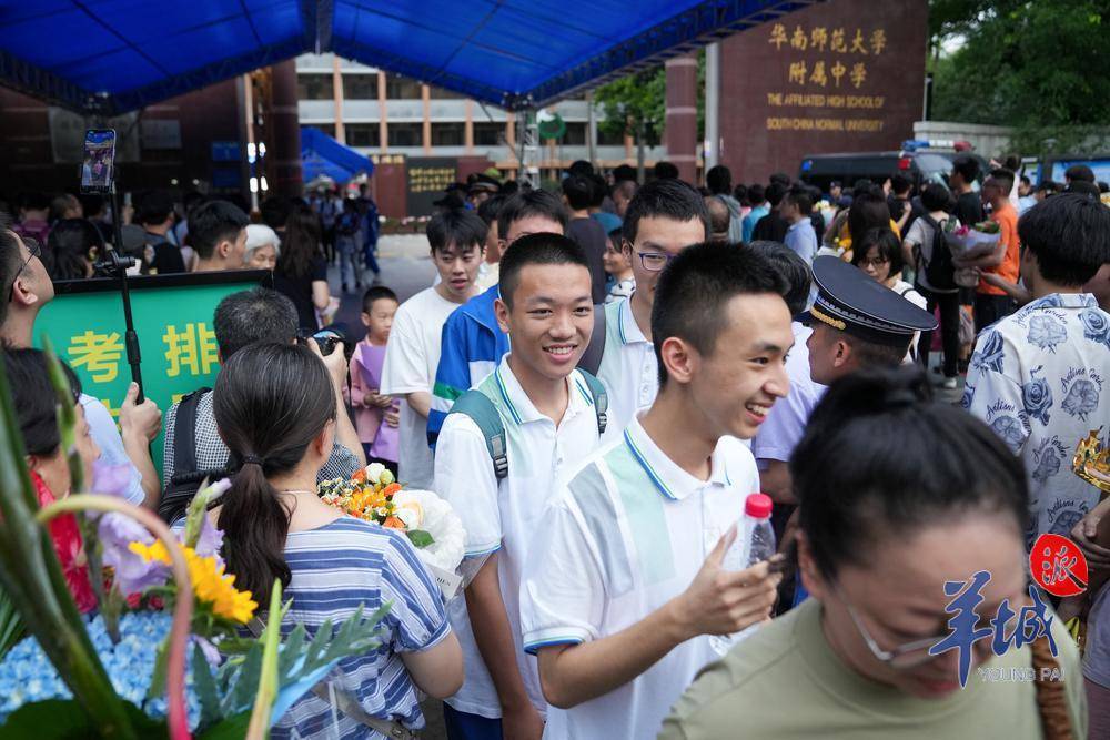 广州市第七中学一名考生表示,化学有机题部分往年有很多步骤,但今年仅