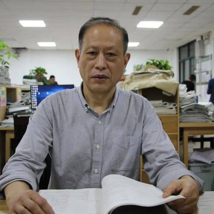 人中央电视台十二大献礼新闻人物许德福河南油田优秀班主任高级教师