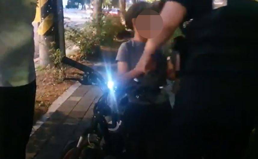 屡教不改！连扇副校长5个耳光的韩国小学生 偷自行车被警察逮个正着(图1)