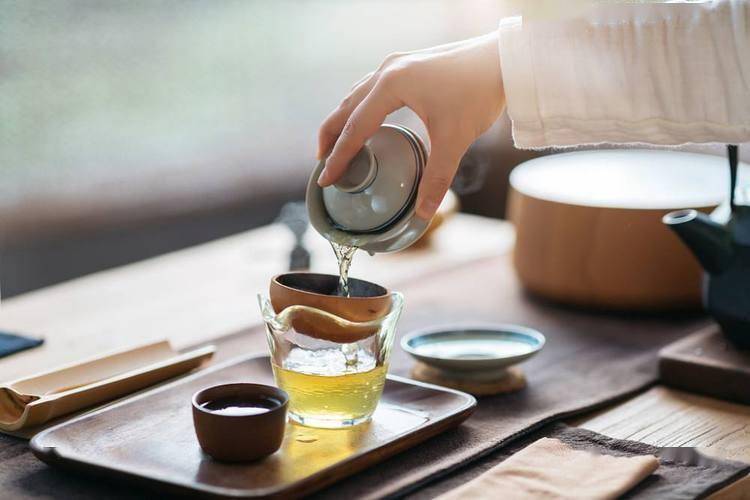 上了年纪就要少喝茶了?提醒:老年人喝茶有讲究,这些不要随便喝_医生_