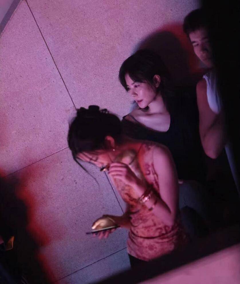 王菲携李嫣看演唱会,露吊带好性感,18岁李嫣当面抽烟表情冷酷