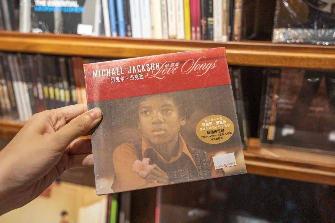 也许你知道他,是因为《旺角卡门》里那张无心插柳的表情包!